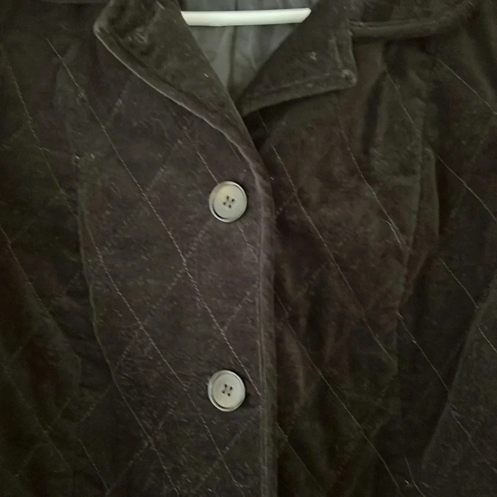 TALBOTS WOMEN'S BLACK VELOUR QUILTED BUTTON DOWN JACKET SZ 8 - Picture 3 of 7